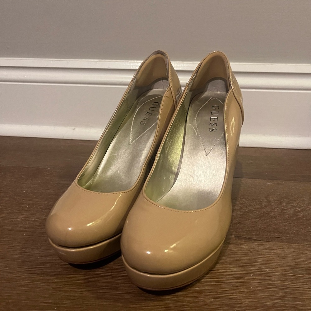 Guess bone colored heels size 8.5‎